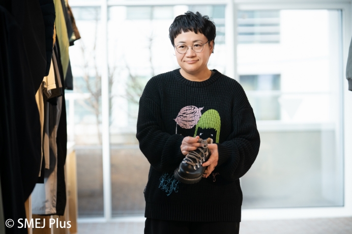 店内で靴を手にする近藤春菜さんの写真
