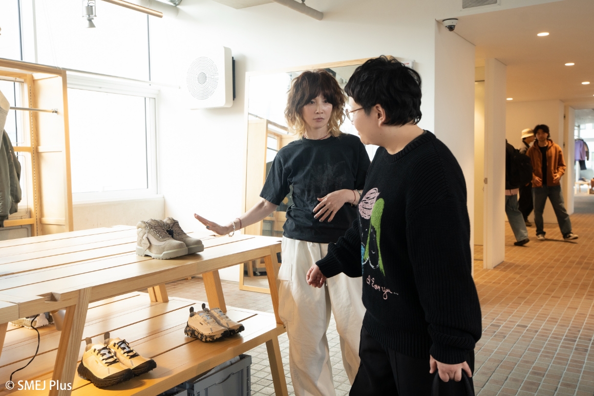 商品を前に会話をするYOUさんと近藤春菜さんの写真