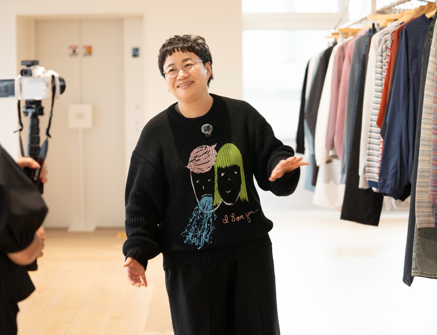 店内でスタッフと話をする近藤春菜さんの写真