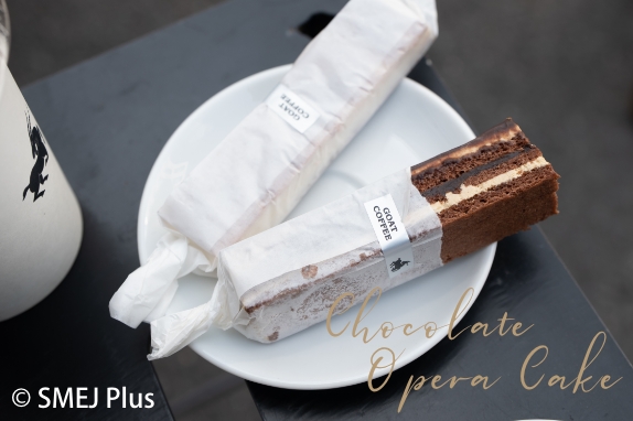 カフェのチョコレートケーキの写真