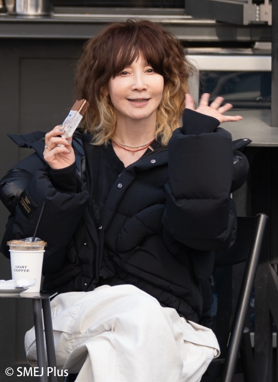 チョコレートケーキを召し上がるYOUさんの写真