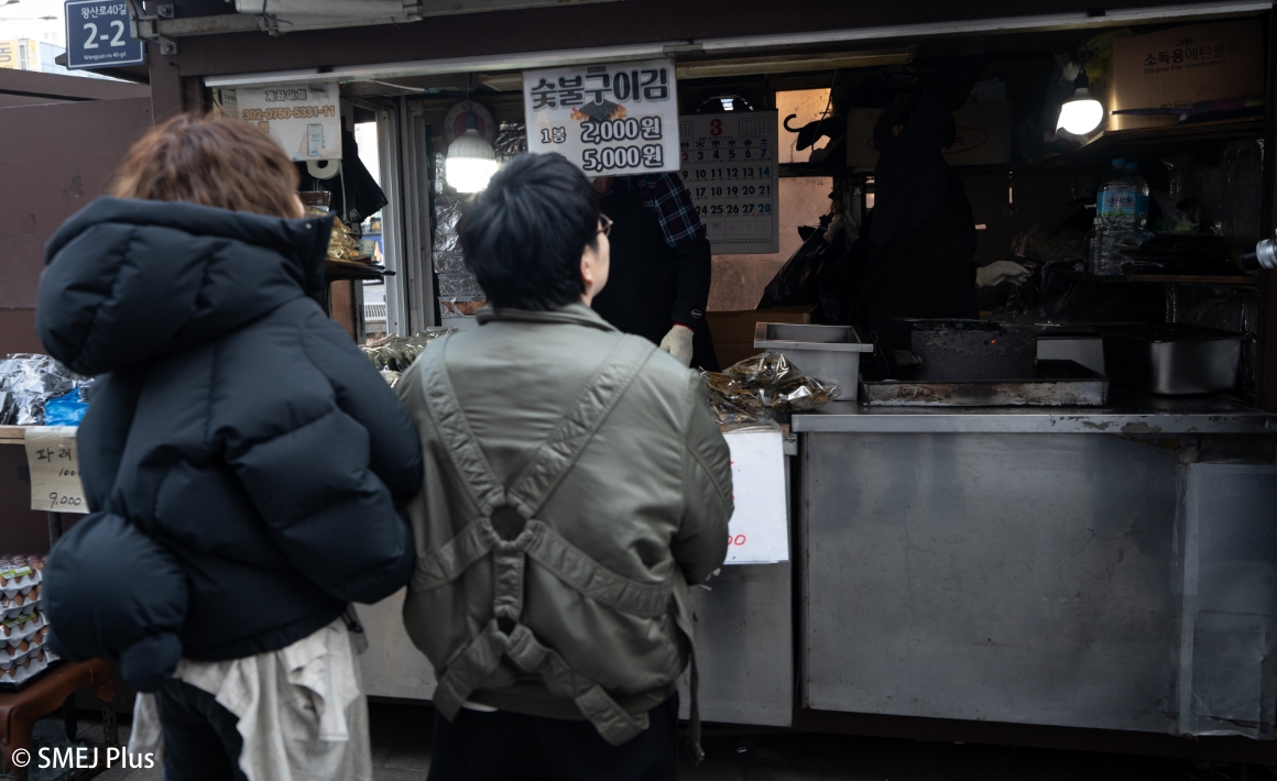 숯불구이 김(スブルグイ キム)の店頭に立つYOUさんと近藤春菜さんの写真