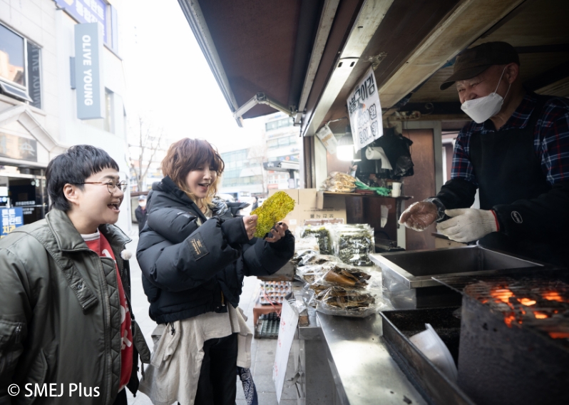 韓国海苔を受け取るYOUさんの写真