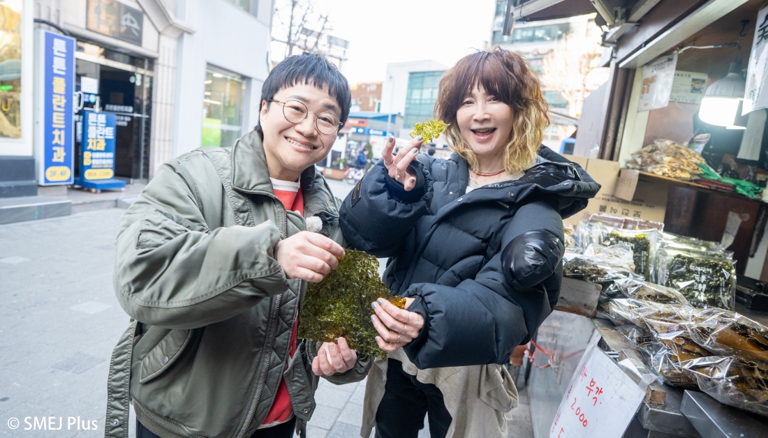 韓国海苔を召し上がるYOUさんと近藤春菜さんの写真