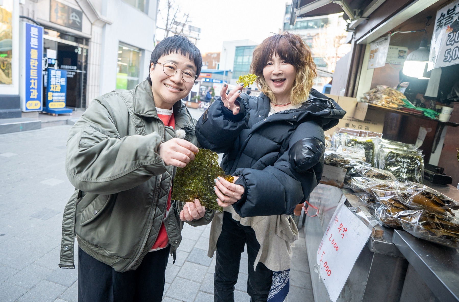 韓国海苔を食べるYOUさんと近藤春菜さんの写真
