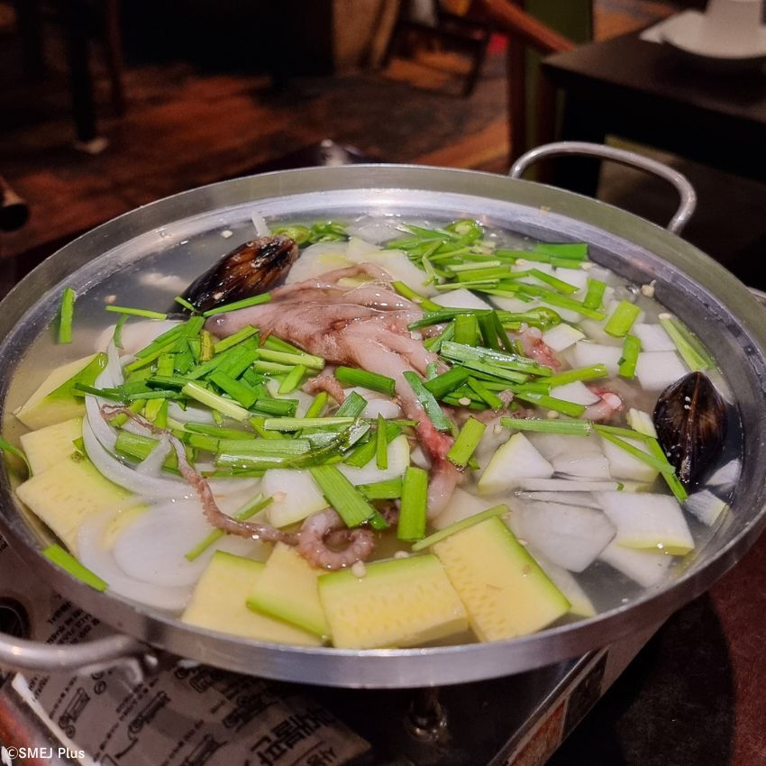 ほぼ透明のスープにテナガダコをはじめ海鮮と野菜がたっぷり