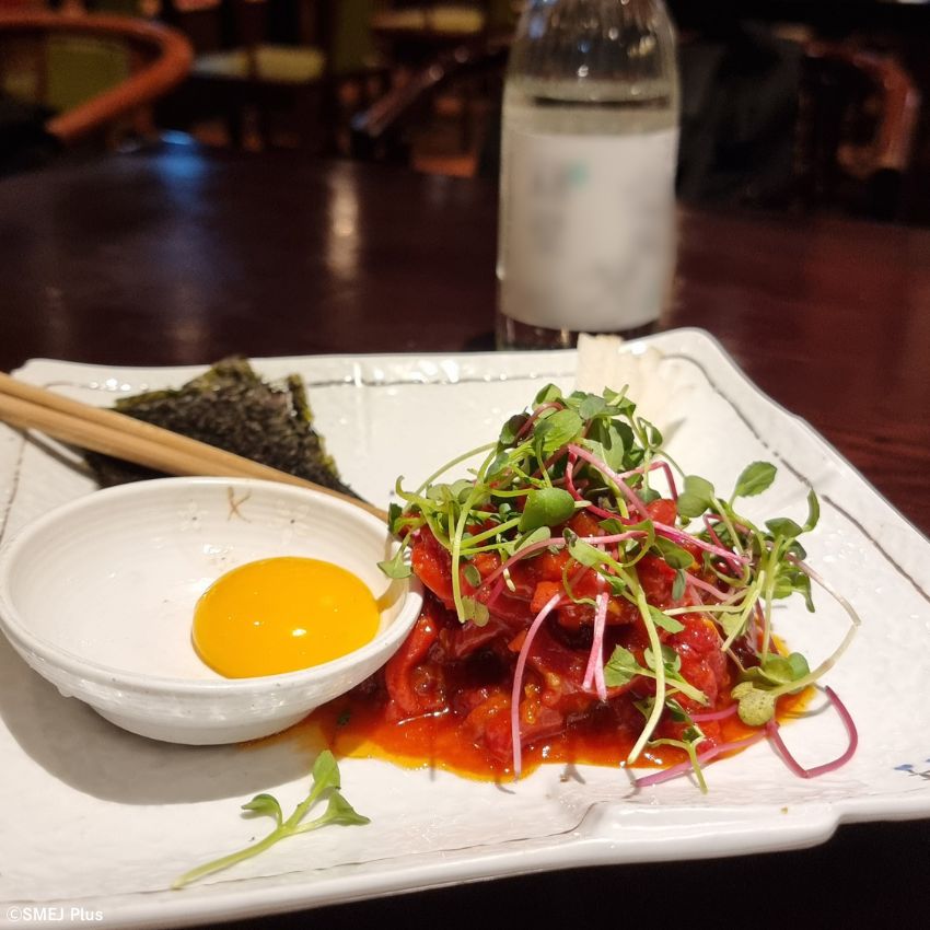 卵黄と混ぜて、海苔で巻いて食べるユッケ