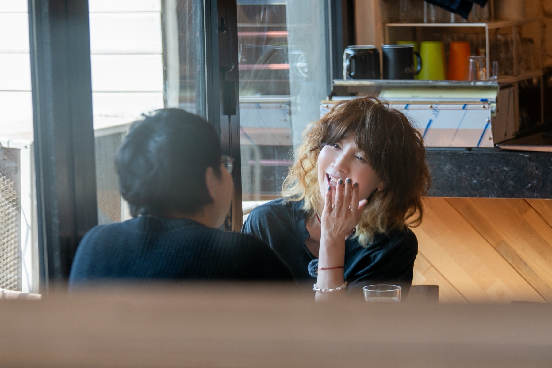席で談笑するYOUさんと近藤春菜さんの写真
