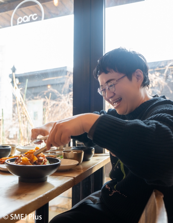 牛肉をカットする近藤春菜さんの写真