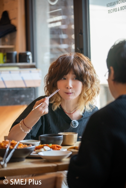韓国家庭料理を召し上がるYOUさんの写真