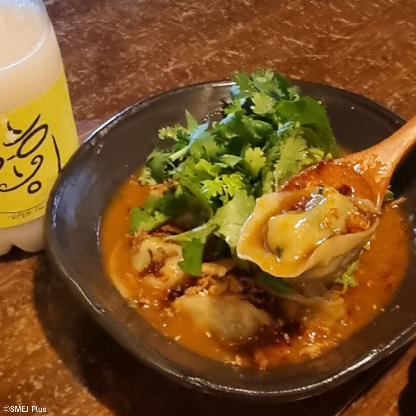 赤いスープに入った香港式水餃子