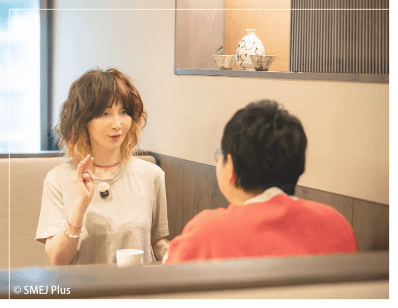 席で談笑するYOUさんと近藤春菜さんの写真