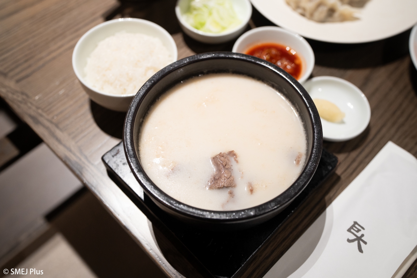 거대곰탕 서초점（巨大（コデ）コムタン瑞草店）のコムタンスープの写真
