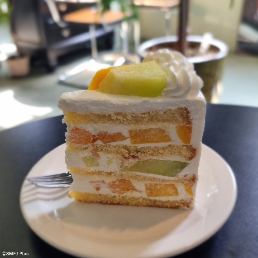 マンゴーとメロンたっぷりの贅沢ケーキ
