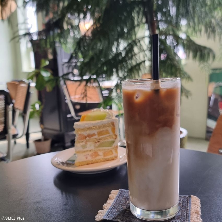 すっきりした後味のアイスカフェラテ