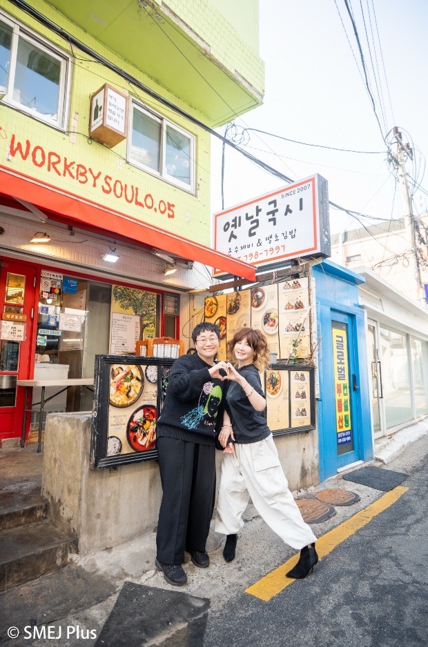 店前でポーズをとるYOUさんと近藤春菜さんの写真