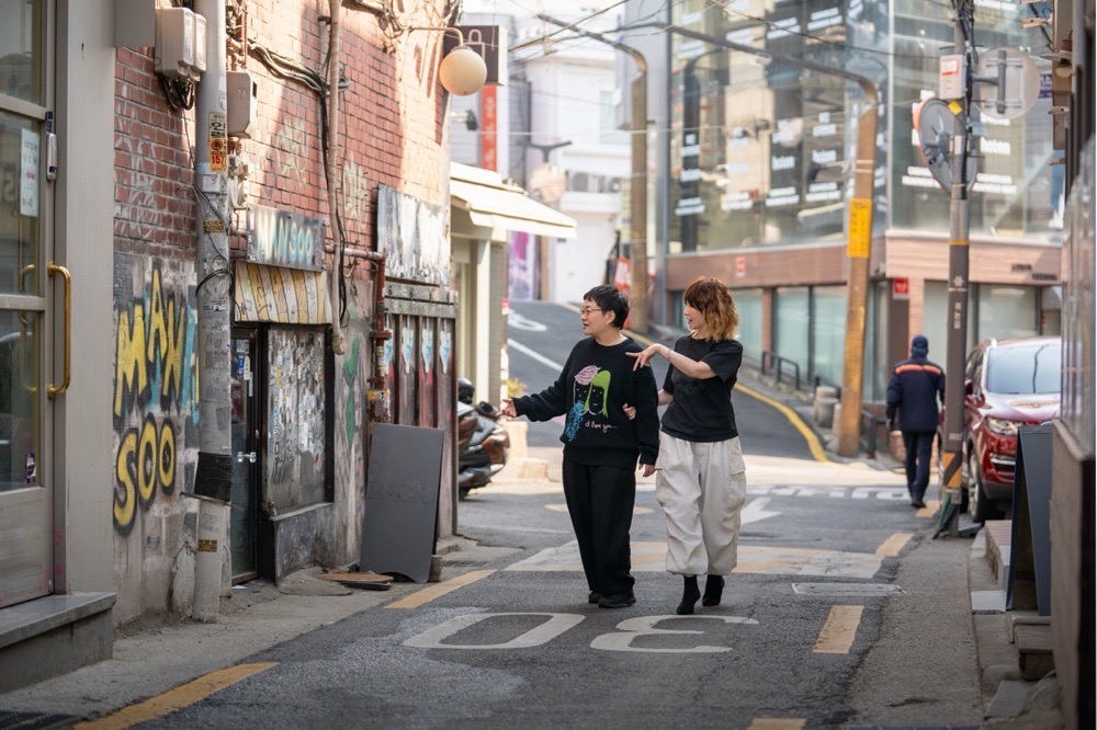 ソウルで街歩きをするYOUさんと近藤春菜さんの写真
