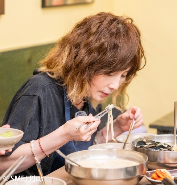 カルグクスを召し上がるYOUさんの写真