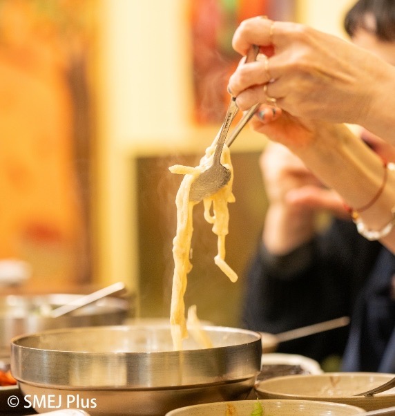 カルグクスを召し上がるYOUさんの手元の写真