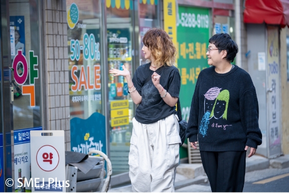 ソウルの街中を歩くYOUさんと近藤春菜さんの写真