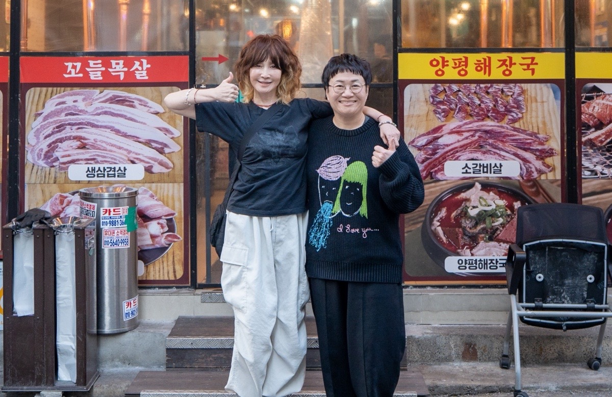 주전자 꼬들목살（ジュジョンジャ　コドゥルモクサル）の店前でポーズをとるYOUさんと近藤春菜さんの写真