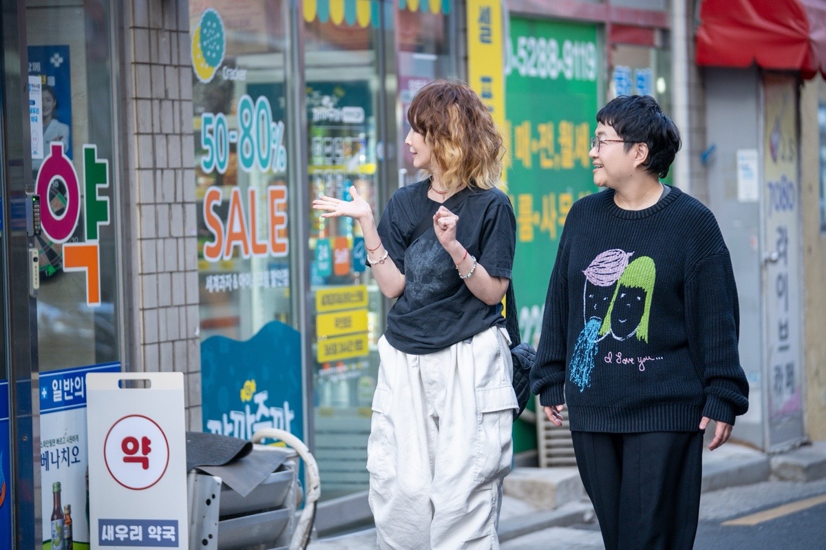 ソウルで街歩きをするYOUさんと近藤春菜さんの写真
